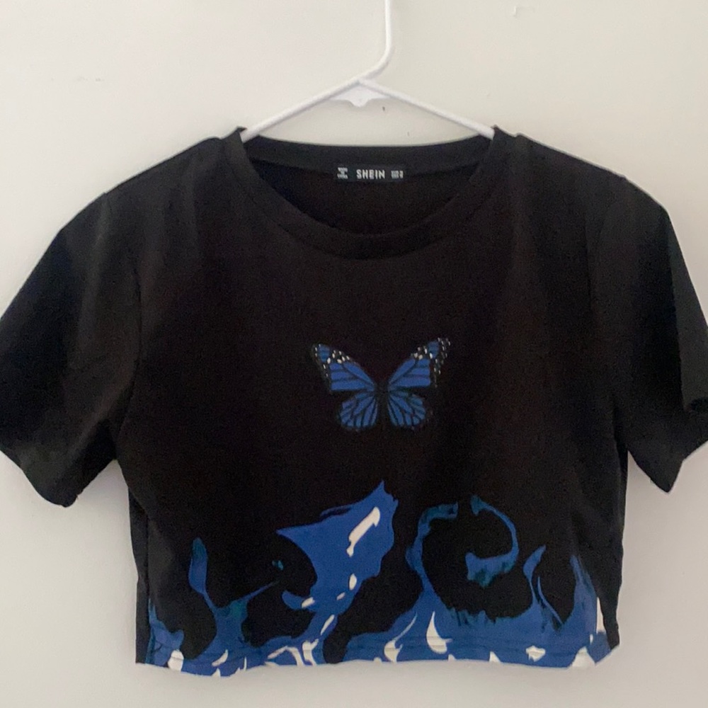This is a butterfly crop top w/ waves !